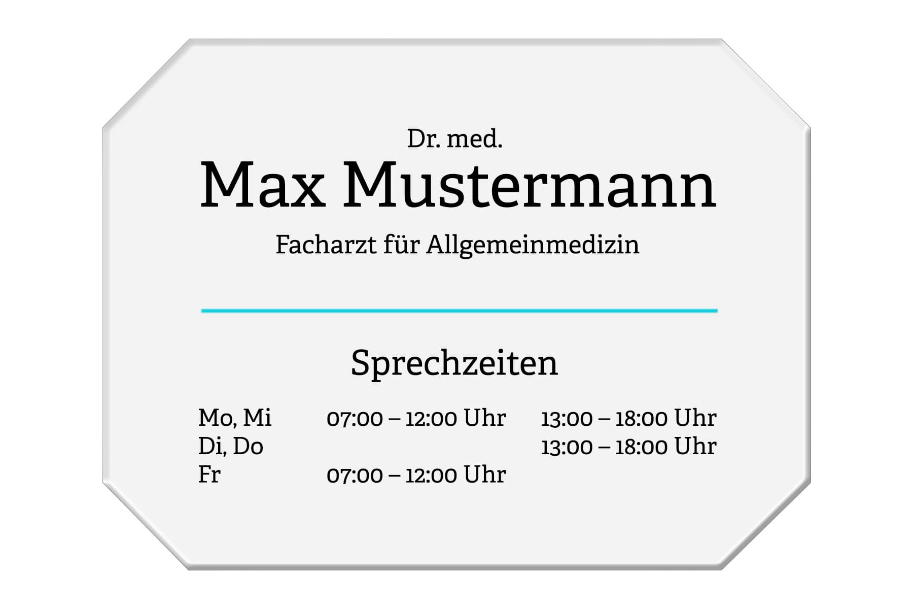 graues Schild mit Musterbeschriftung Arztpraxis