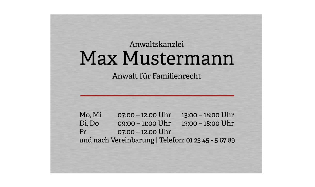 graues Schild mit Musteraufschrift einer Anwaltskanzlei wie z.B. Öffnungszeiten